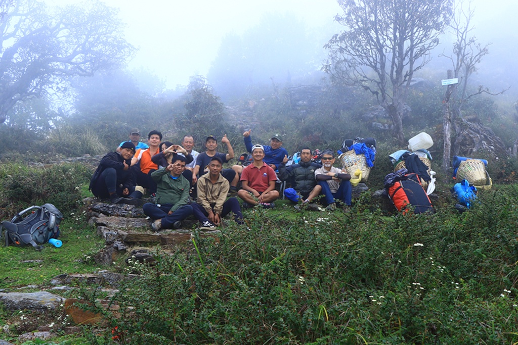 Camping_organize_team_in_Nepal.jpg